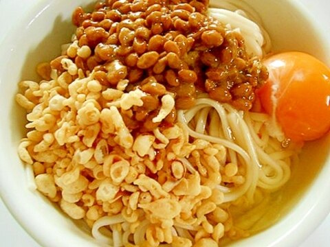 納豆と揚げ玉の　卵かけうどん